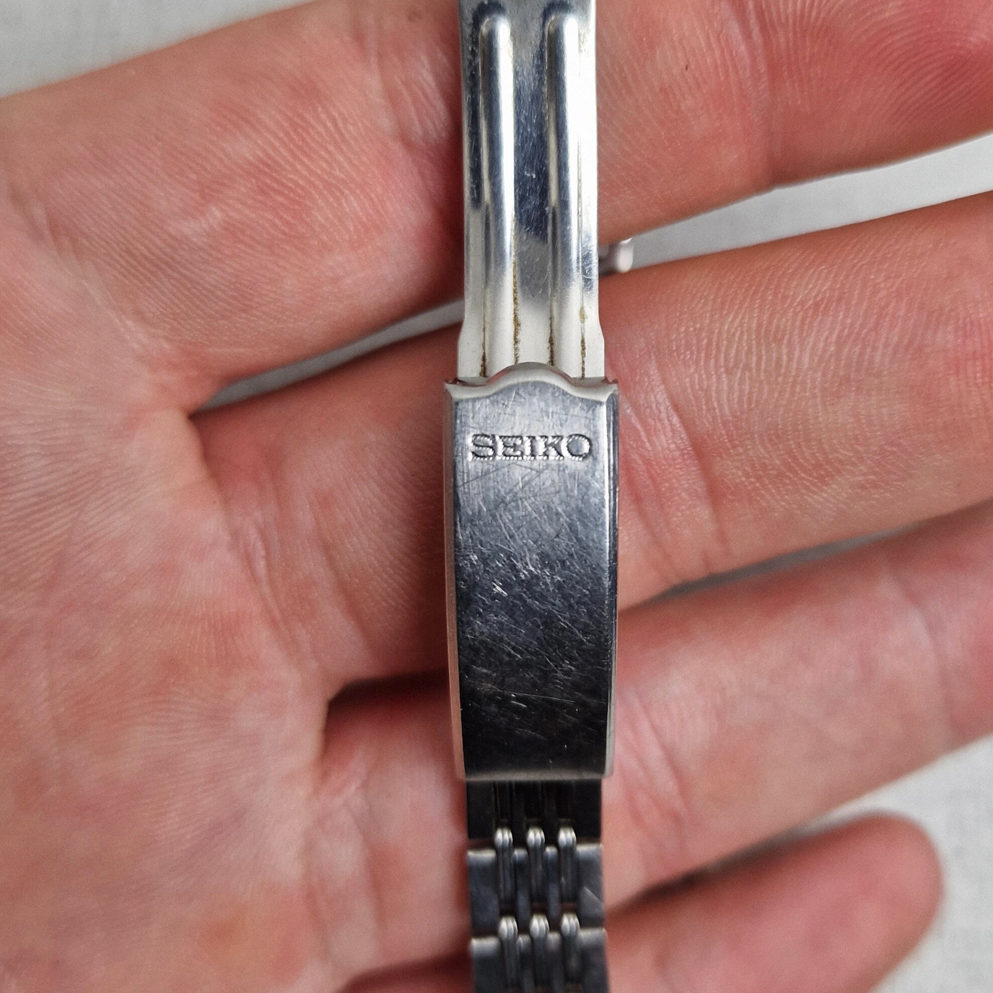 Clasp View - Seiko Vintage Ladies Watch – 25mm stainless steel Case, silver Dial, stainless steel – automatic
