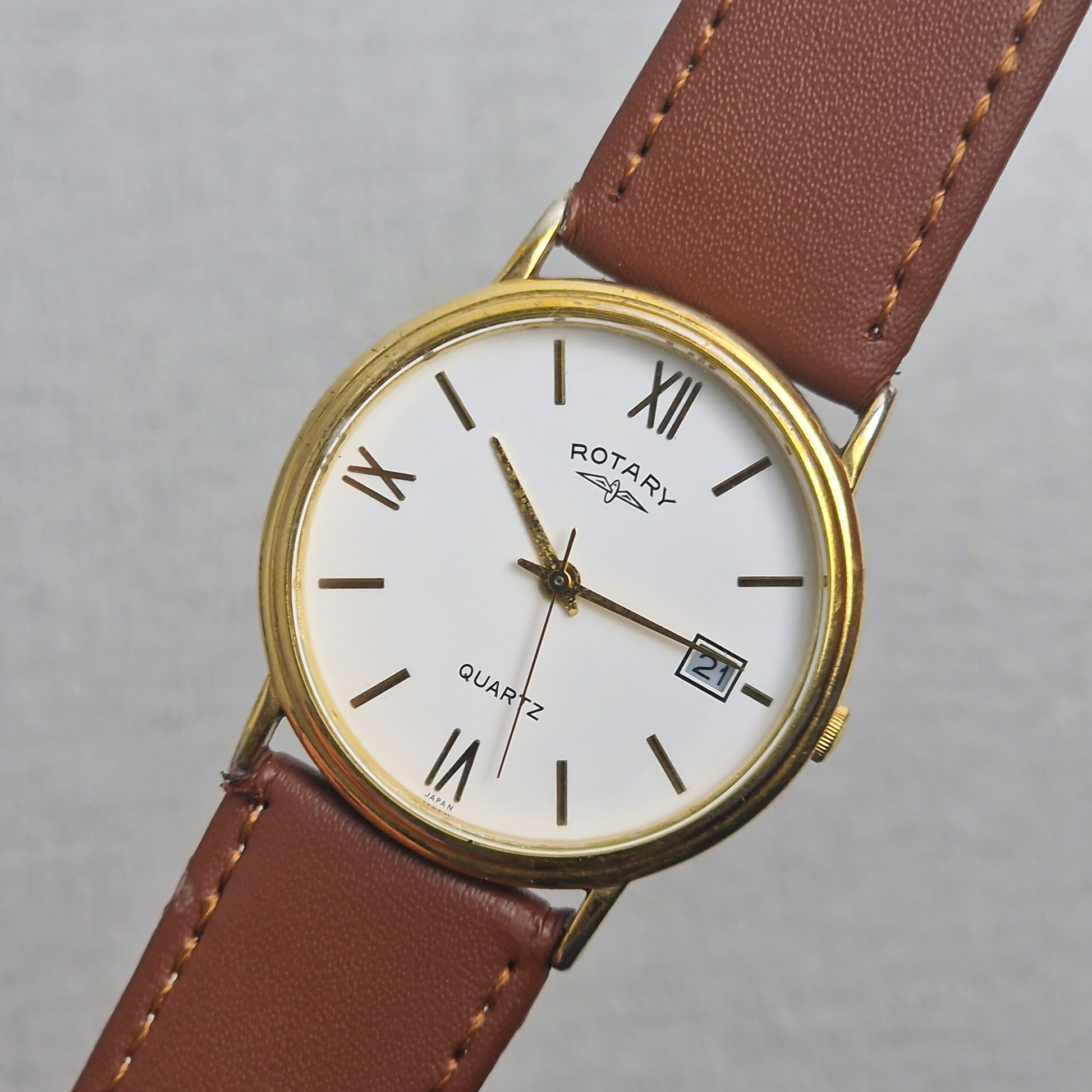 Diagonal View - Rotary Vintage Men's Watch – 34mm stainless steel Case, white Dial, stainless steel – quartz