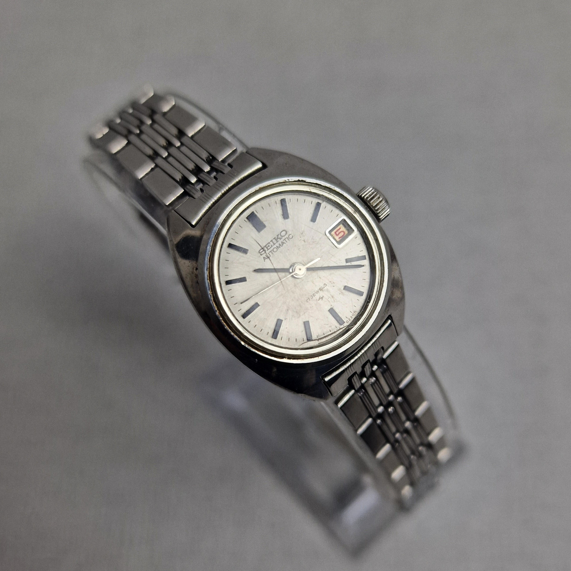 Side View - Seiko Vintage Ladies Watch – 25mm stainless steel Case, silver Dial, stainless steel – automatic
