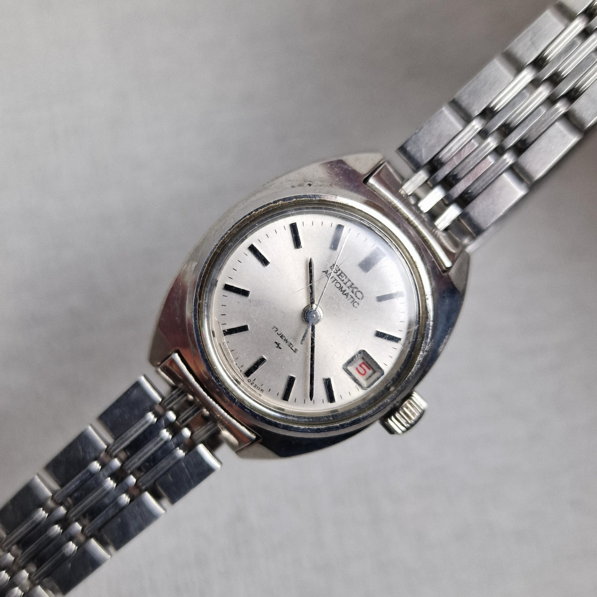 Up Close - Seiko Vintage Ladies Watch – 25mm stainless steel Case, silver Dial, stainless steel – automatic