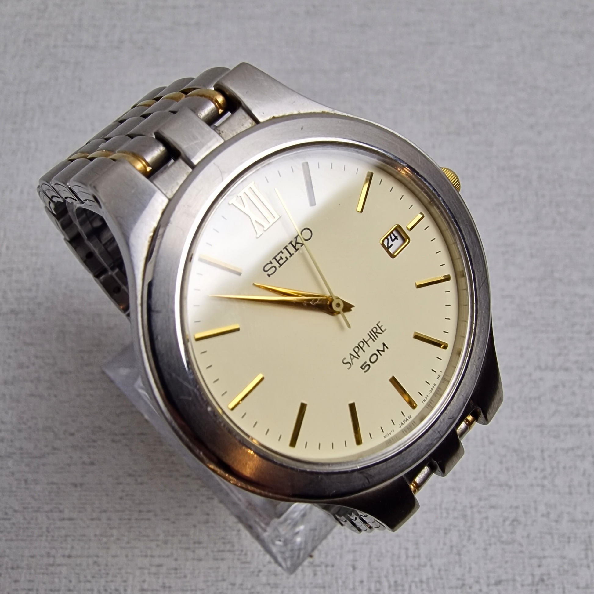 Left Side View - Vintage Seiko Men's – 38mm stainless steel case, cream dial, stainless steel – quartz