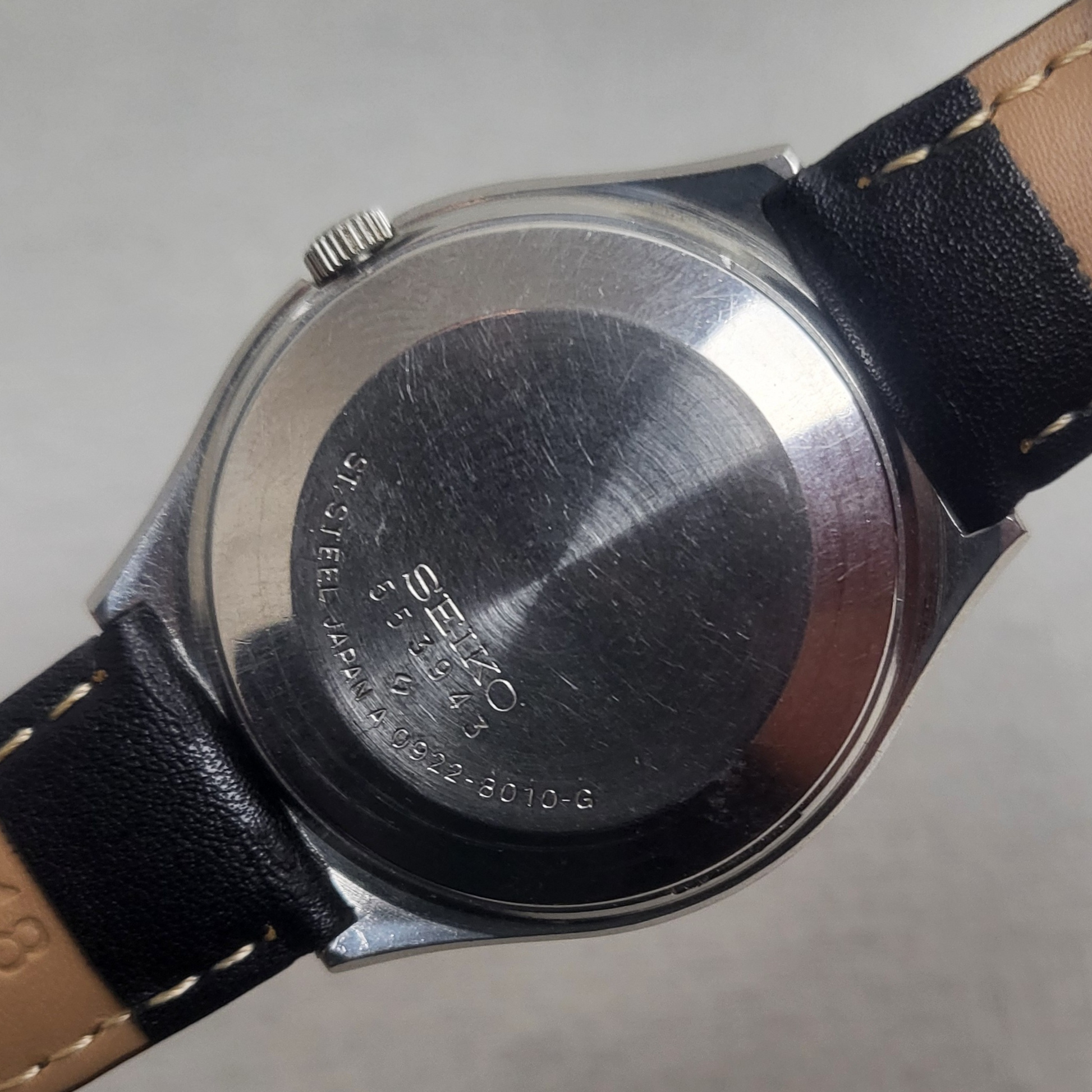 Case Back - Vintage Seiko QZ Men's – 36mm stainless steel, silver sunburst dial, stainless steel – quartz