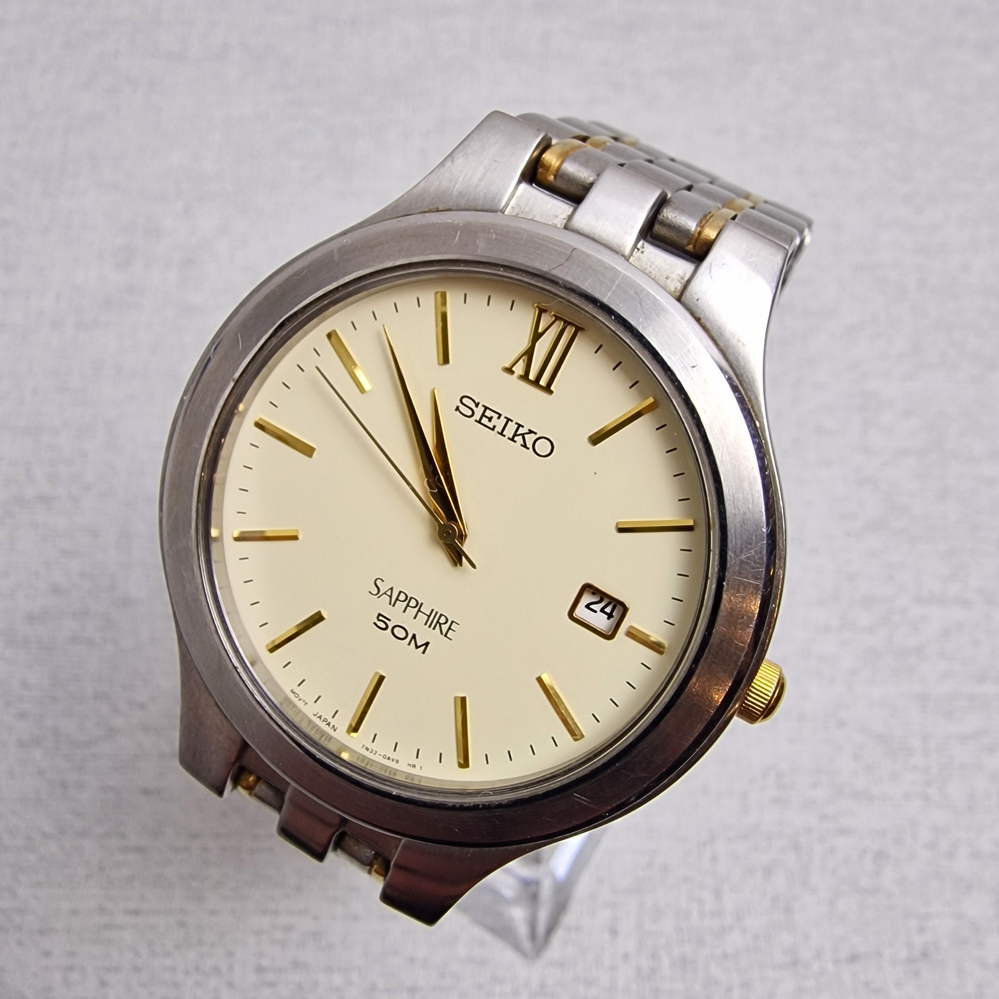 Right Side View - Vintage Seiko Men's – 38mm stainless steel case, cream dial, stainless steel – quartz