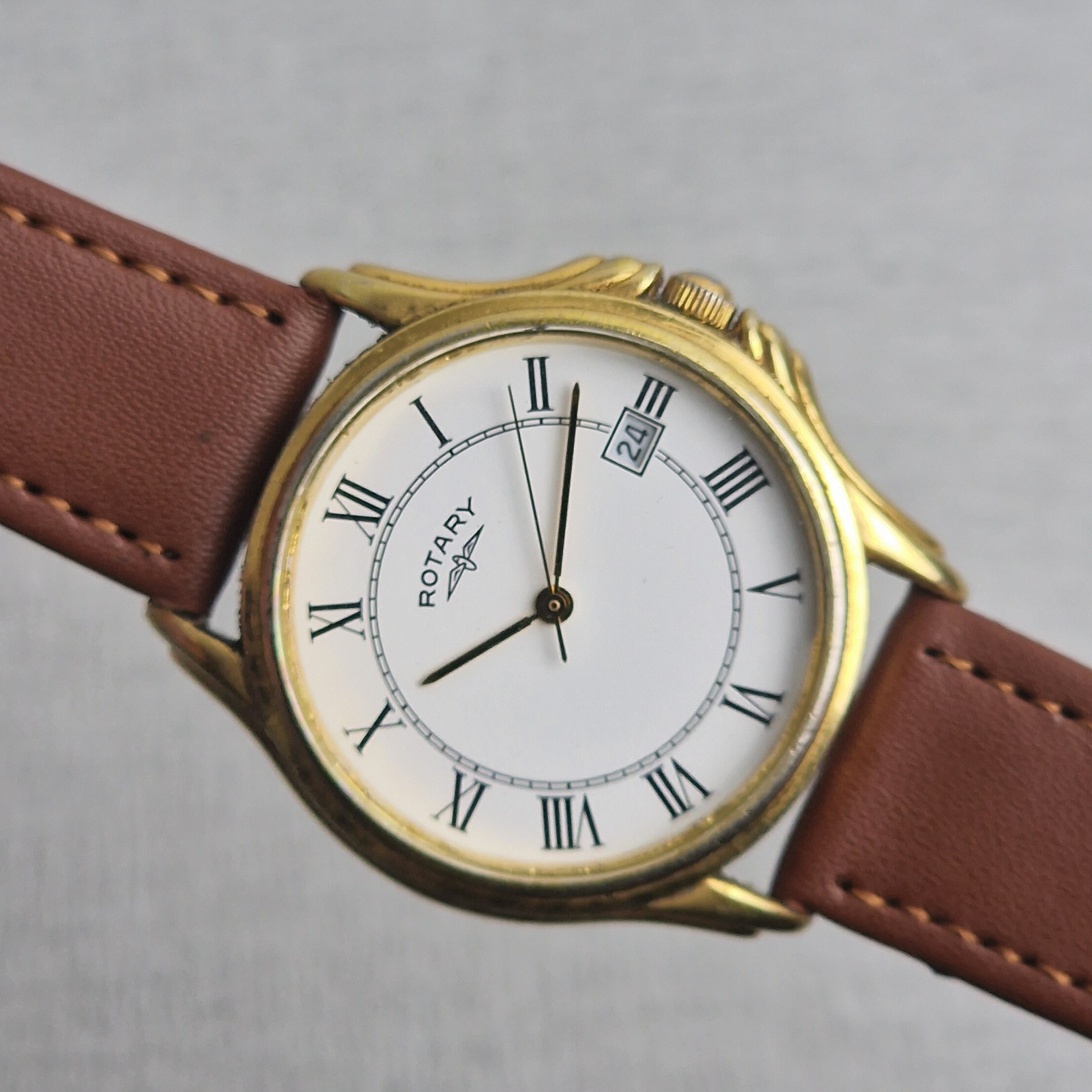 Horizontal View - Rotary Vintage Men's Watch – 36mm gold plated Case, white Dial, stainless steel – quartz