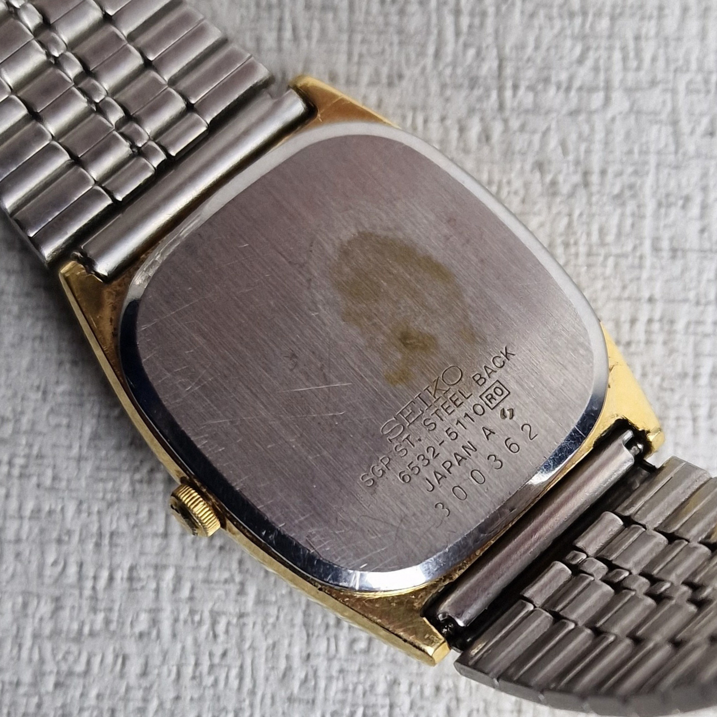 Case back view - Seiko Tank Vintage Men's Watch – 30mm gold plated stainless steel Case, gold Dial, stainless steel – quartz