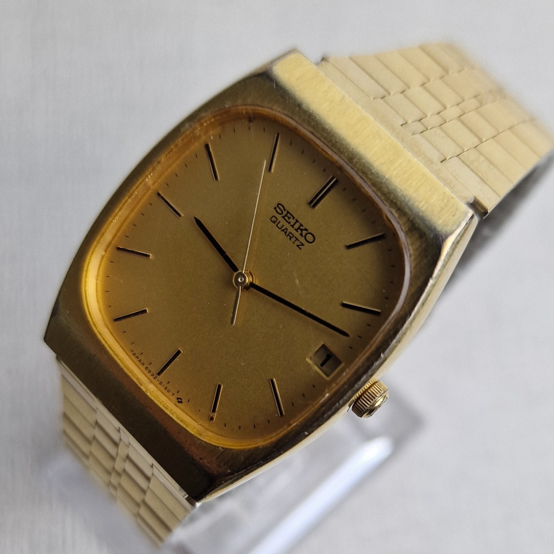 Up Close Dial - Seiko Tank Vintage Men's Watch – 30mm gold plated stainless steel Case, gold Dial, stainless steel – quartz