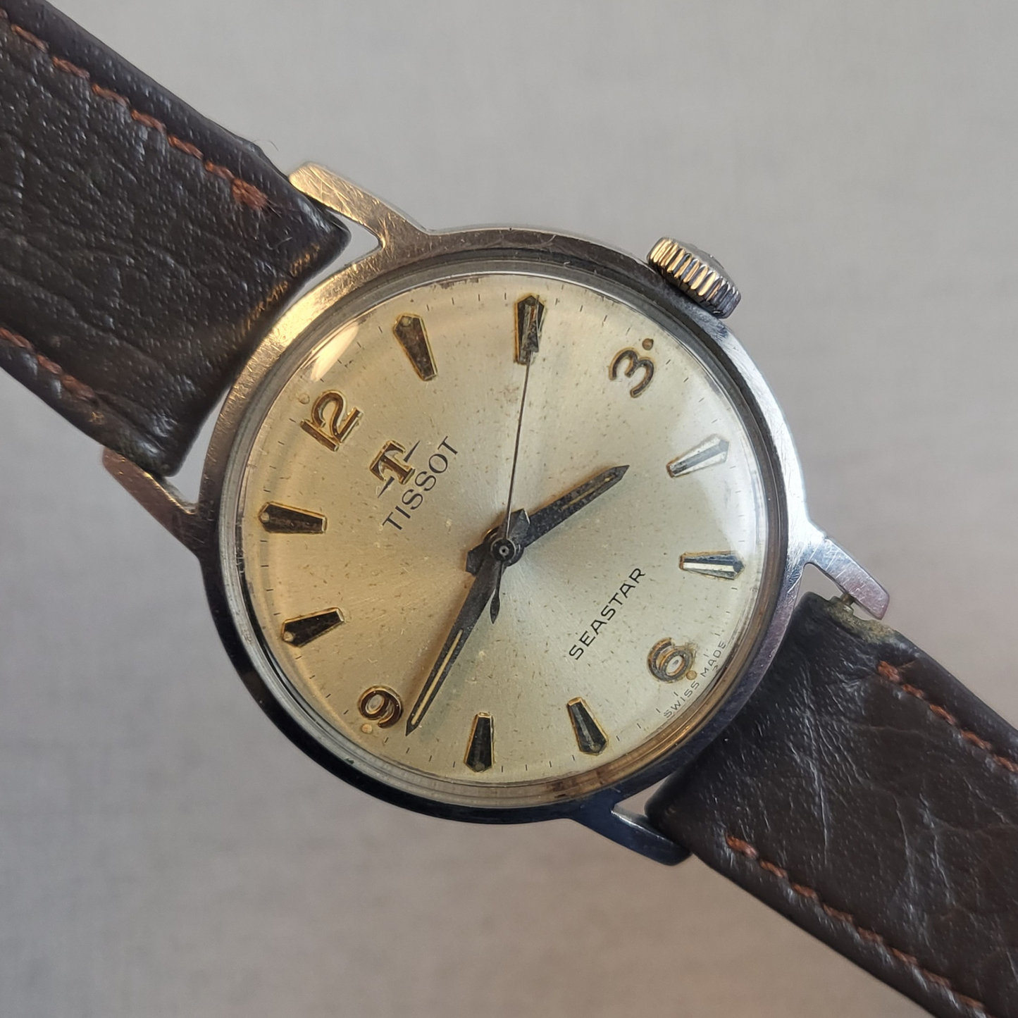 Dial View- Vintage Tissot Seastar Men's – 36mm stainless steel, white patina dial, stainless steel – Manual Wind