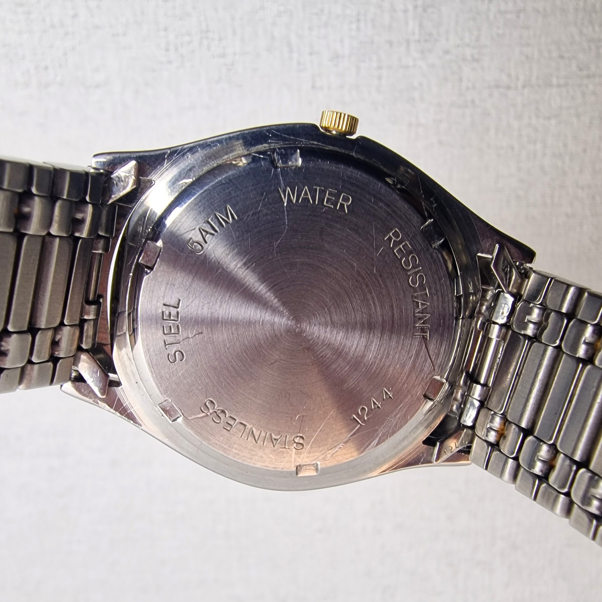 Case Back - Vintage Two Tone Bulova Men's – 38mm gold plated case, white dial, stainless steel – quartz